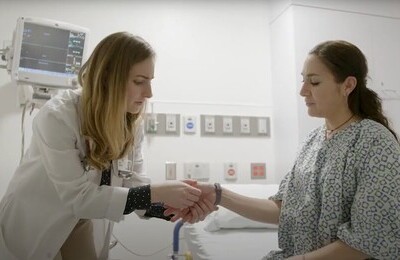 Кодирование Аквилонг в Сорске Врач держит пациентку за руку