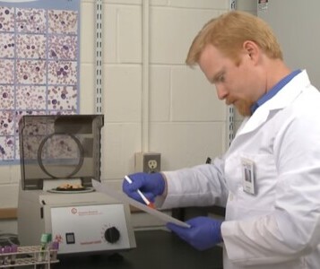 Клиника лечения наркозависимости в Сорске Врач в кабинете клиники