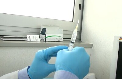 Проведение кодирования Вивитролом в Сорске Шприц с Вивитролом в руках у врача